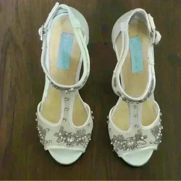 👰🏼Blue by Betsy Johnson Holly size US 7.5 color ivory, satin preloved - Picture 2 of 9